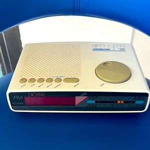 Vintage Soundesign LED Alarm Clock Radio